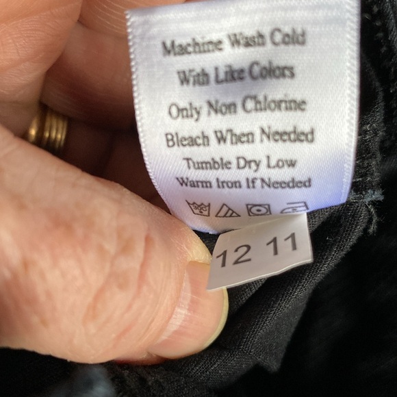 COLDWATER CREEK Black Capris Size 12 - Picture 5 of 11
